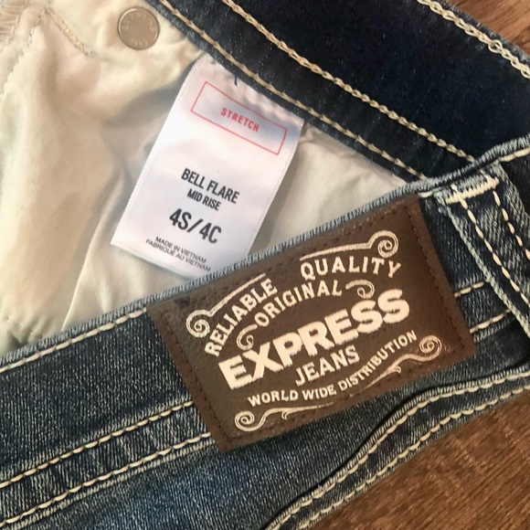🎉HOST PICK🎉 EXPRESS | BELL FLARE MID RISE DARK WASH JEANS SZ 4 SHORT - Picture 7 of 10